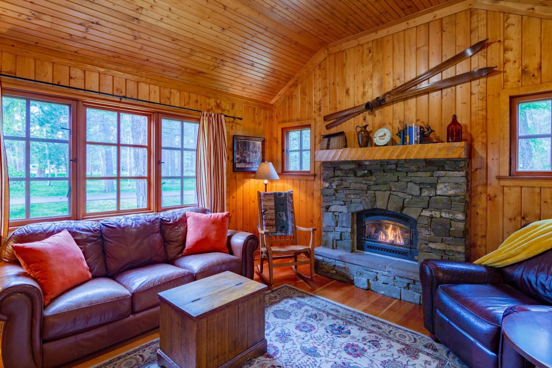 Lake Creek Lodge interior in Camp Sherman, OR — gallery photo 2