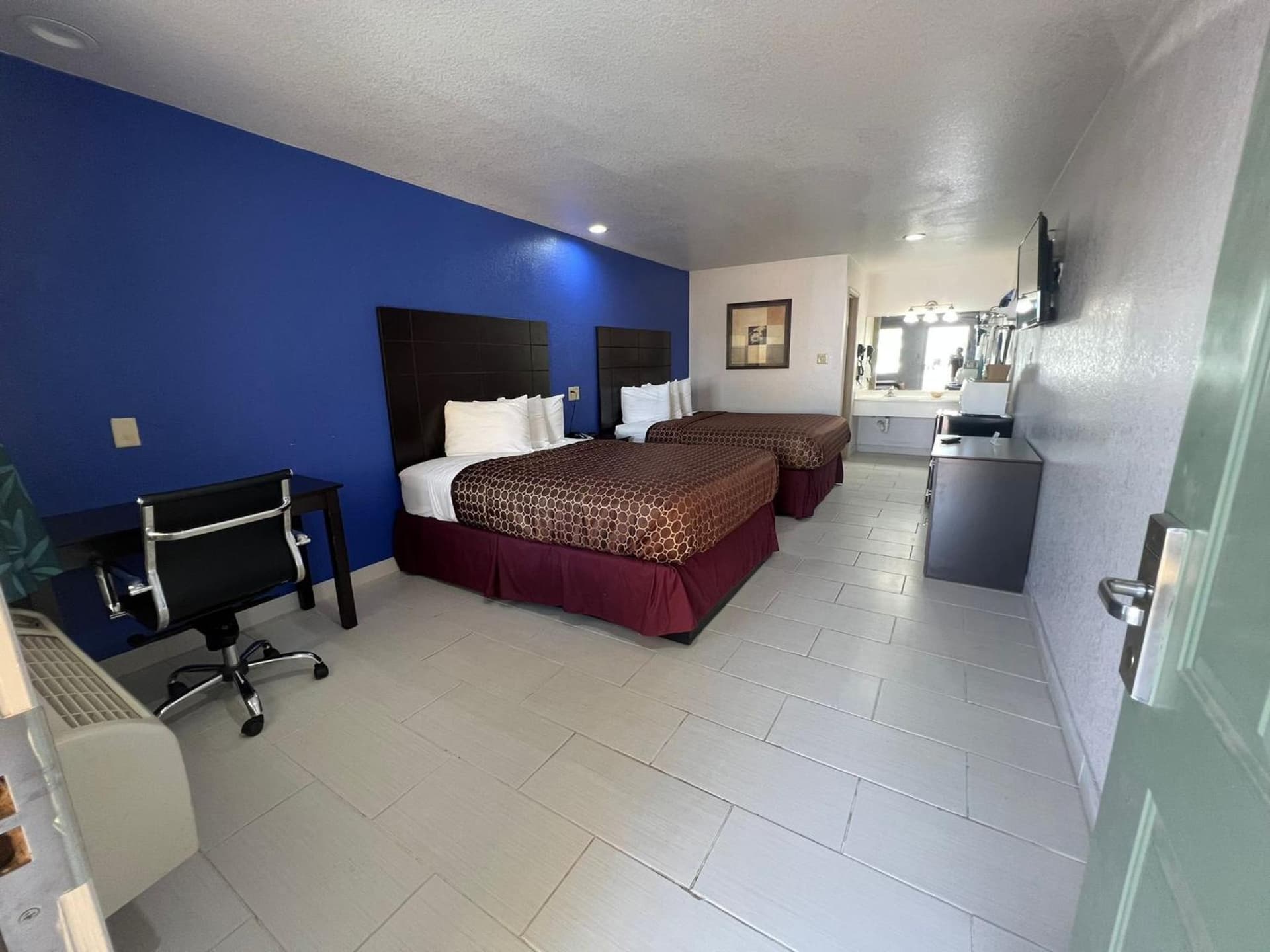 Country Hill Inn & Suite Eagle Pass interior in Eagle Pass, TX — gallery photo 2