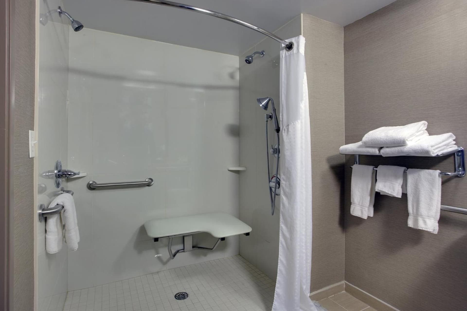 Holiday Inn Express Hotel & Suites Meadowlands Area by IHG gallery photo in Carlstadt, NJ — image 30