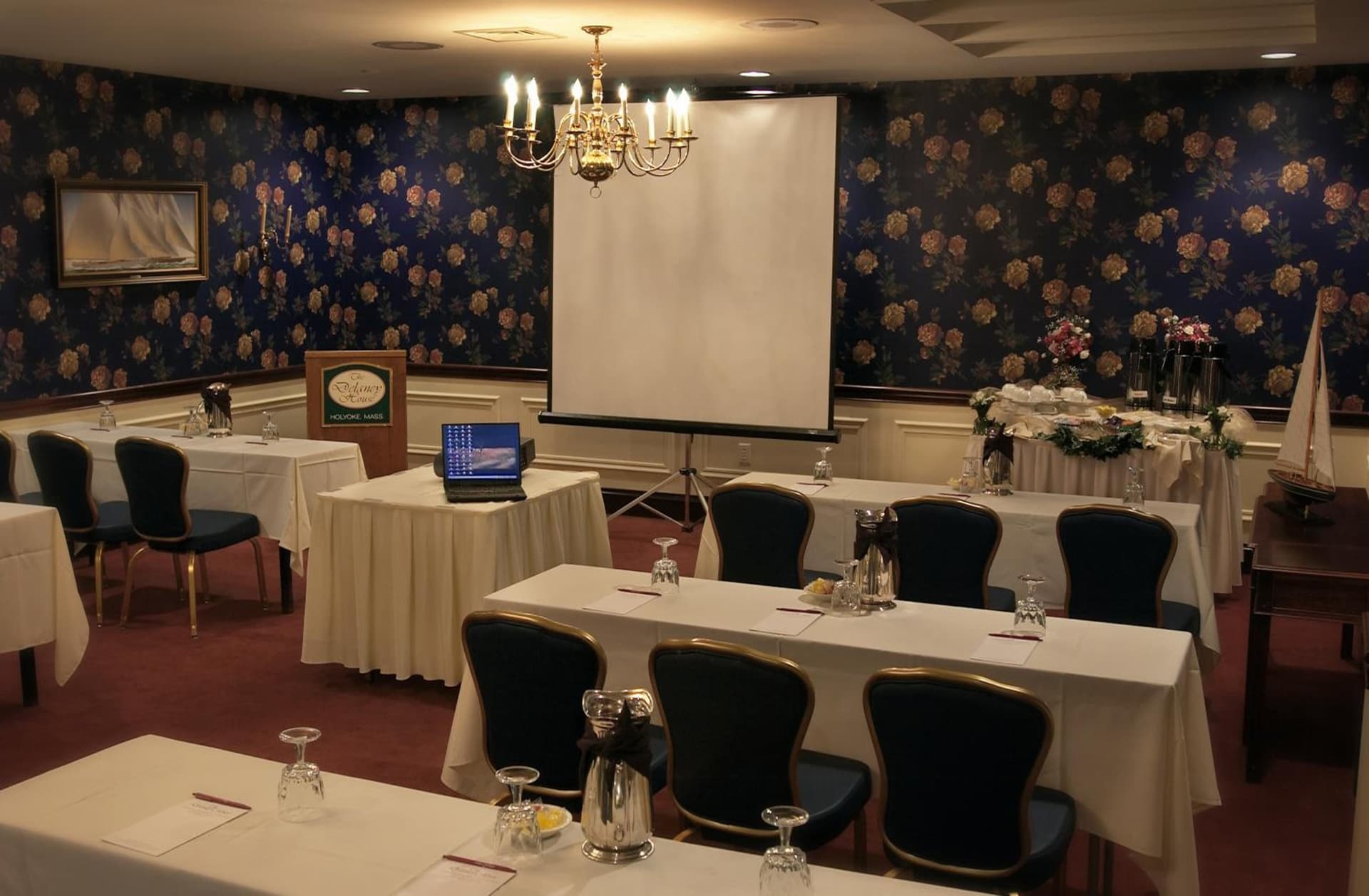 D. Hotel Suites & Spa gallery photo in Holyoke, MA — image 28