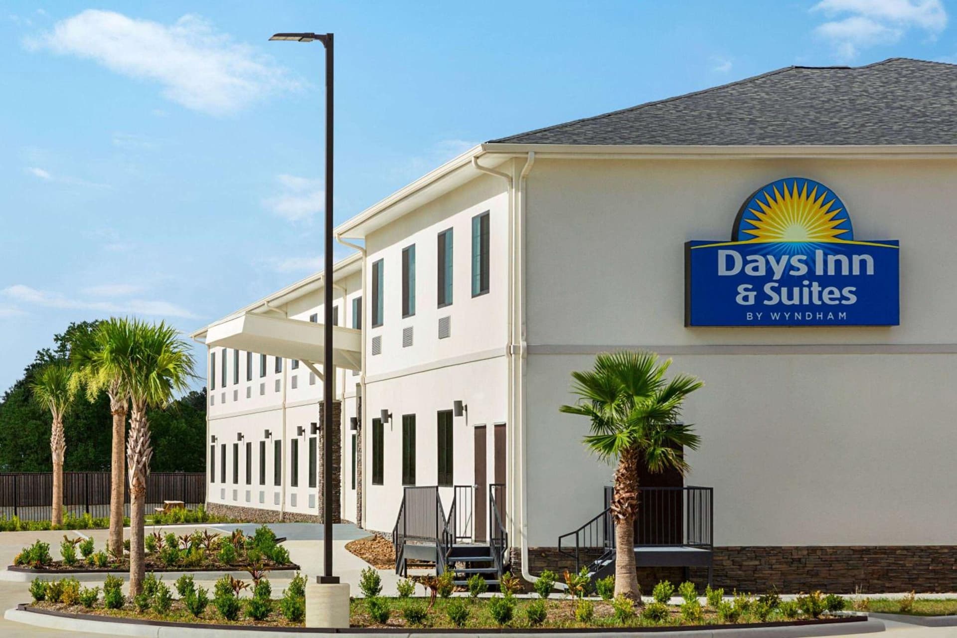 Days Inn & Suites by Wyndham Tomball Houston NW interior in Tomball, TX — gallery photo 2