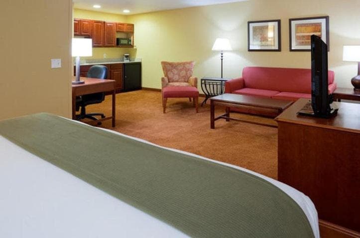 Holiday Inn Express Hotel and Suites Stevens Point by IHG interior in Stevens Point, WI — gallery photo 2
