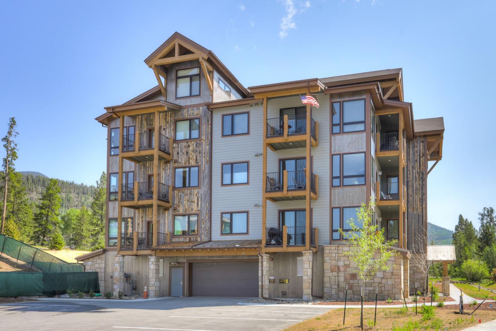 Clearwater Lofts by Vail Resorts interior in Keystone, CO — gallery photo 2