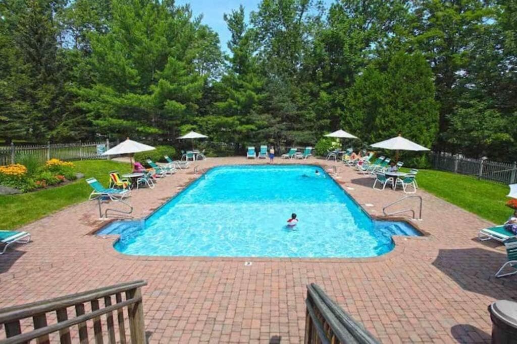 MT SNOW SKI BACK TRAIL FREE SHUTTLE Green Mountain Den featured exterior or lobby in Dover — similar hotel