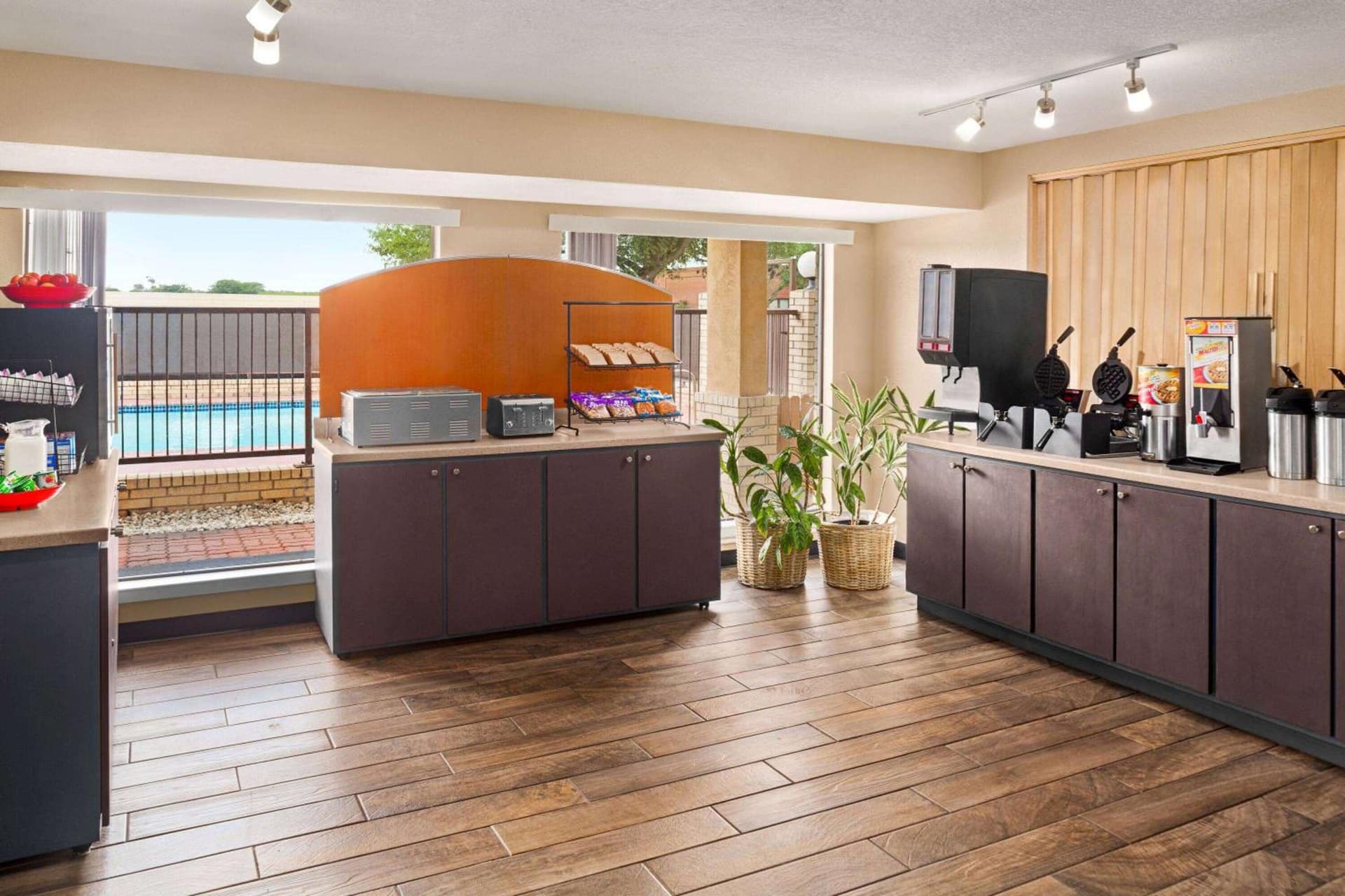 Ramada by Wyndham San Antonio Near SeaWorld - Lackland AFB gallery photo in San Antonio, TX — image 7