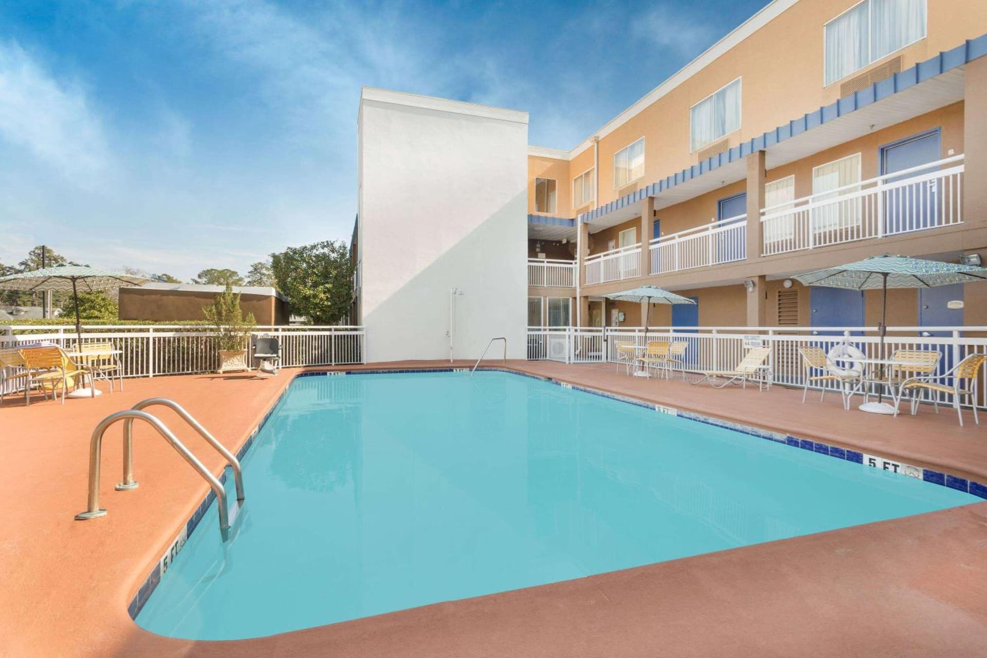 Baymont by Wyndham Savannah Midtown property views in Savannah, GA — gallery photo 3