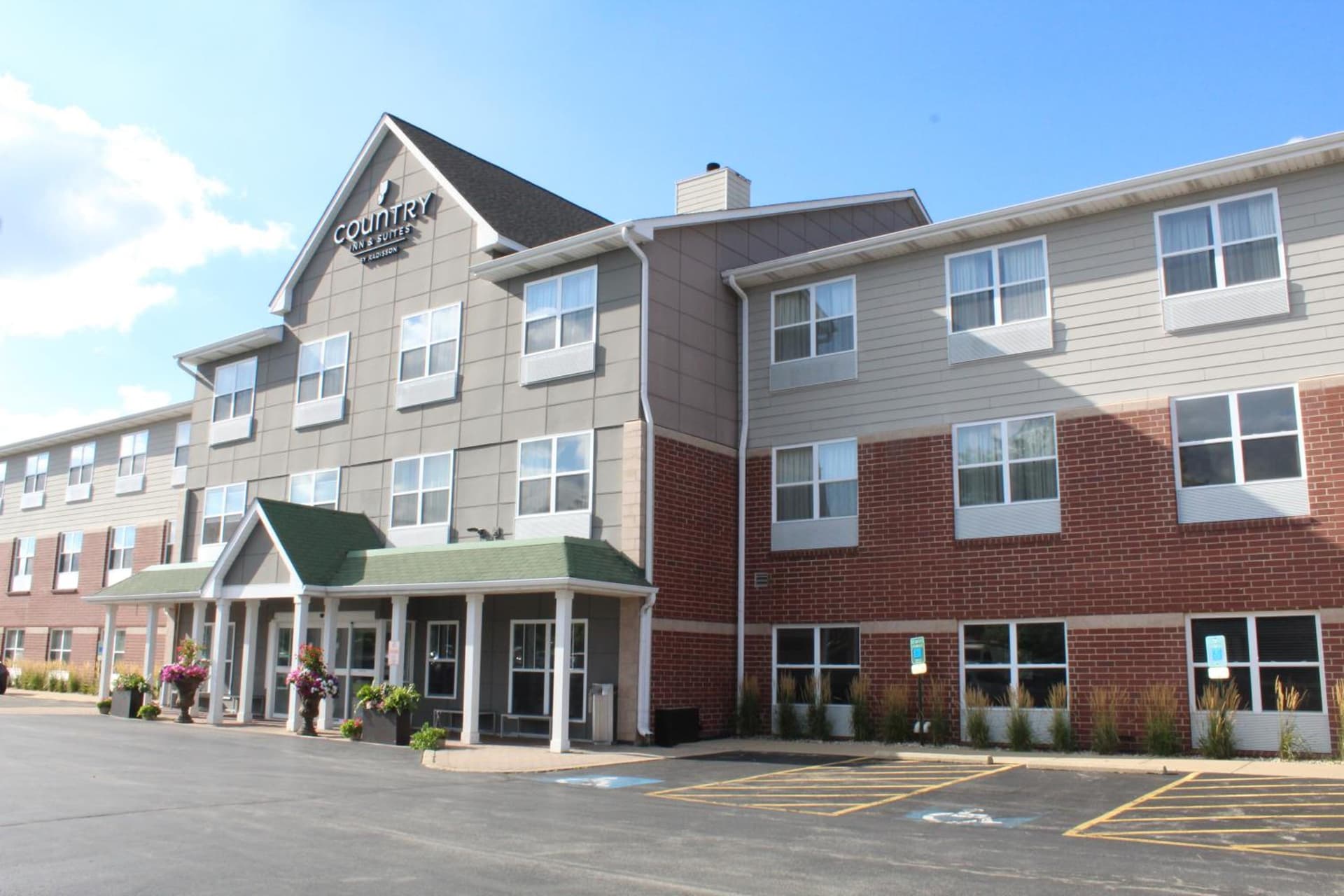 Country Inn & Suites by Radisson, Crystal Lake, IL featured exterior or lobby in Crystal Lake, IL — similar hotel