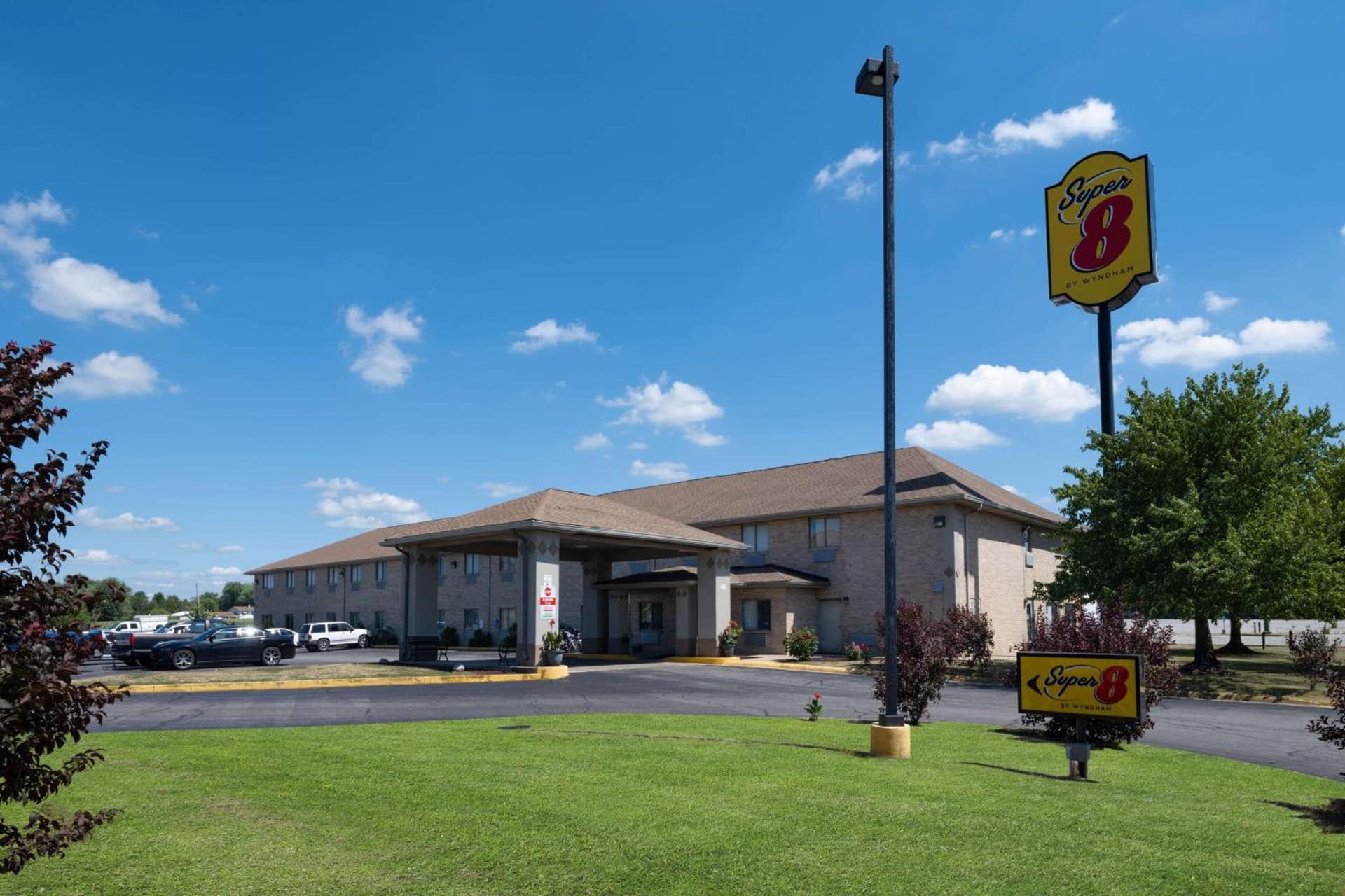 Super 8 by Wyndham Kokomo interior in Kokomo, IN — gallery photo 2