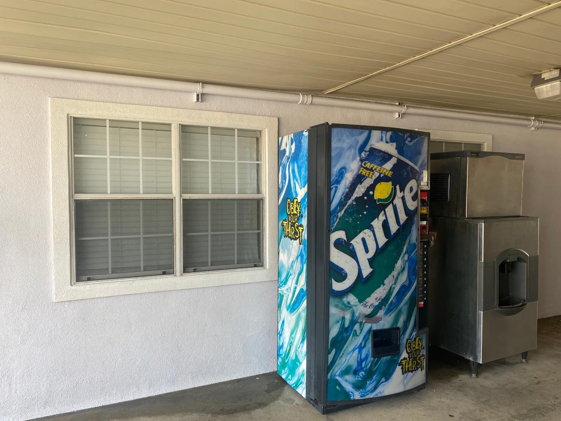 Super 8 by Wyndham Terrell interior in Terrell, TX — gallery photo 2