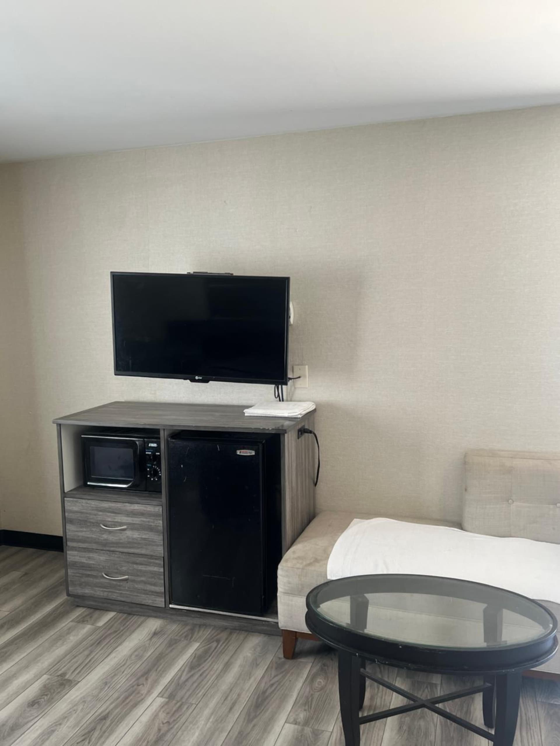 Keystone Motel interior in Norwalk, CA — gallery photo 2
