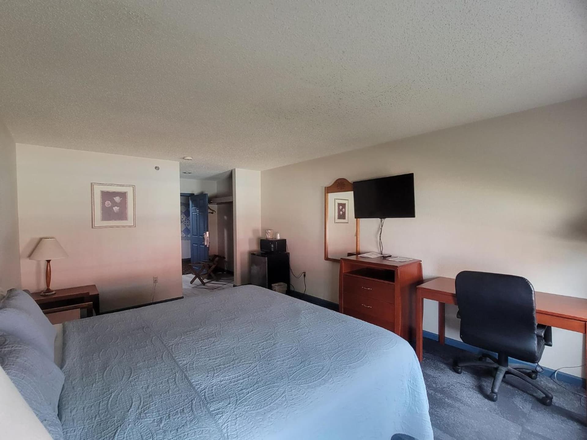 CountrySide Inn interior in Nappanee, IN — gallery photo 2