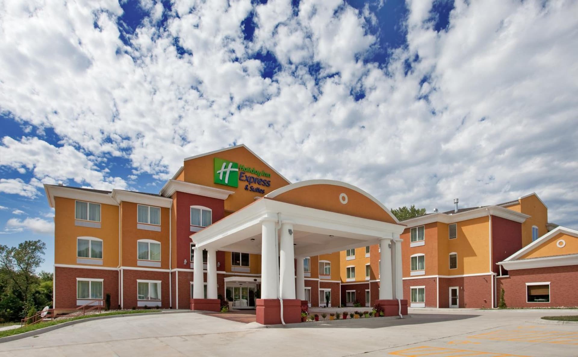 Holiday Inn Express Hotel & Suites Kansas City Sports Complex by IHG featured exterior or lobby in Kansas City, MO — similar hotel