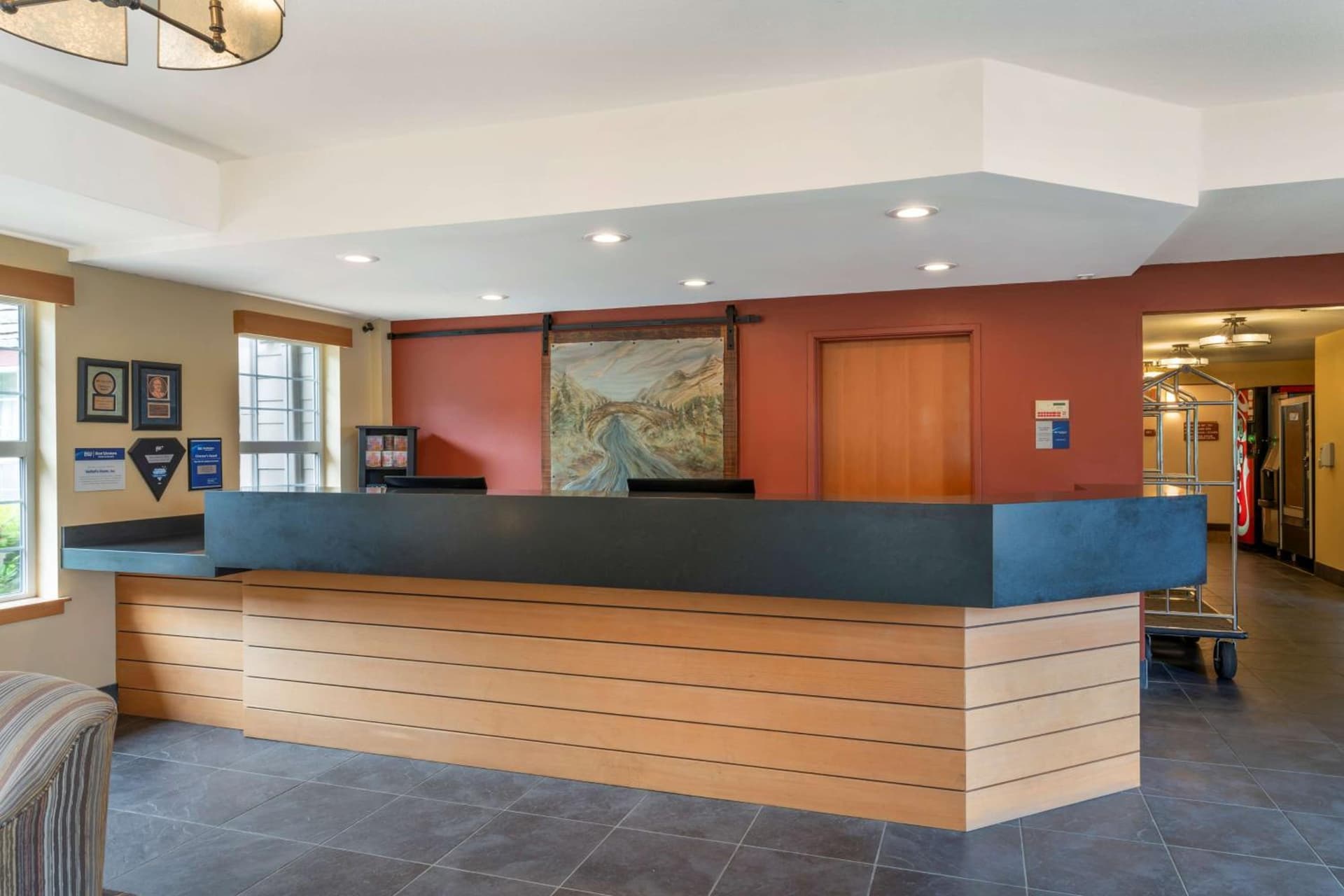 Best Western Plus Columbia River Inn interior in Cascade Locks, OR — gallery photo 2