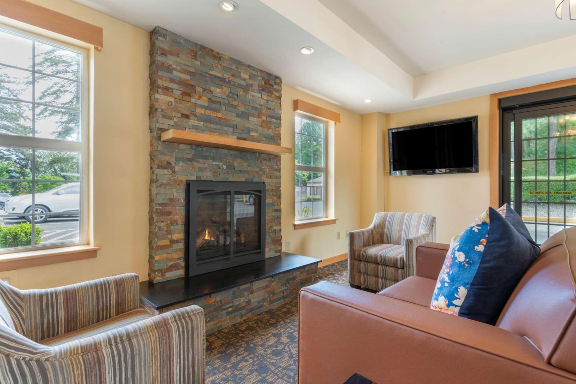 Best Western Plus Columbia River Inn property views in Cascade Locks, OR — gallery photo 3