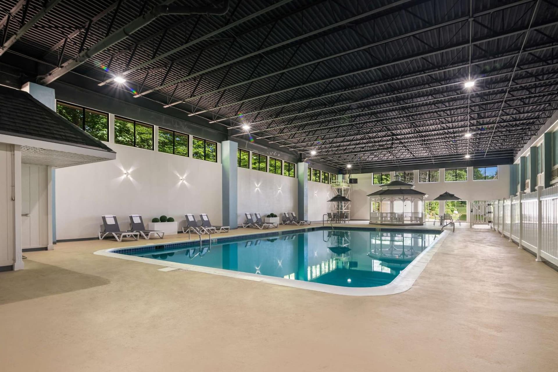 Best Western Plymouth Inn-White Mountains interior in Campton — gallery photo 2