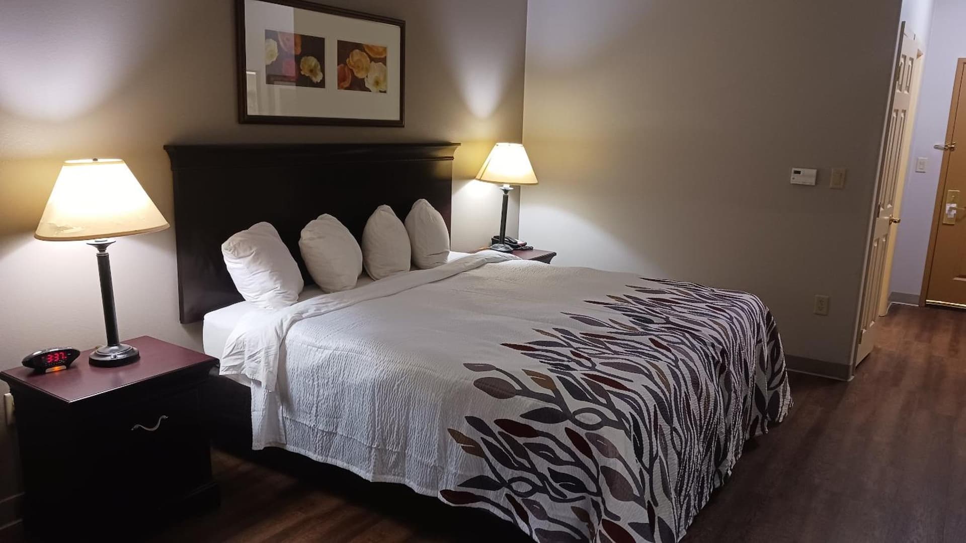 Red Roof Inn & Suites Midland gallery photo in Midland, TX — image 6