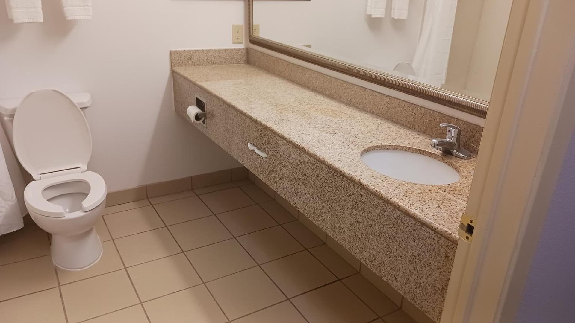 Red Roof Inn & Suites Midland gallery photo in Midland, TX — image 17