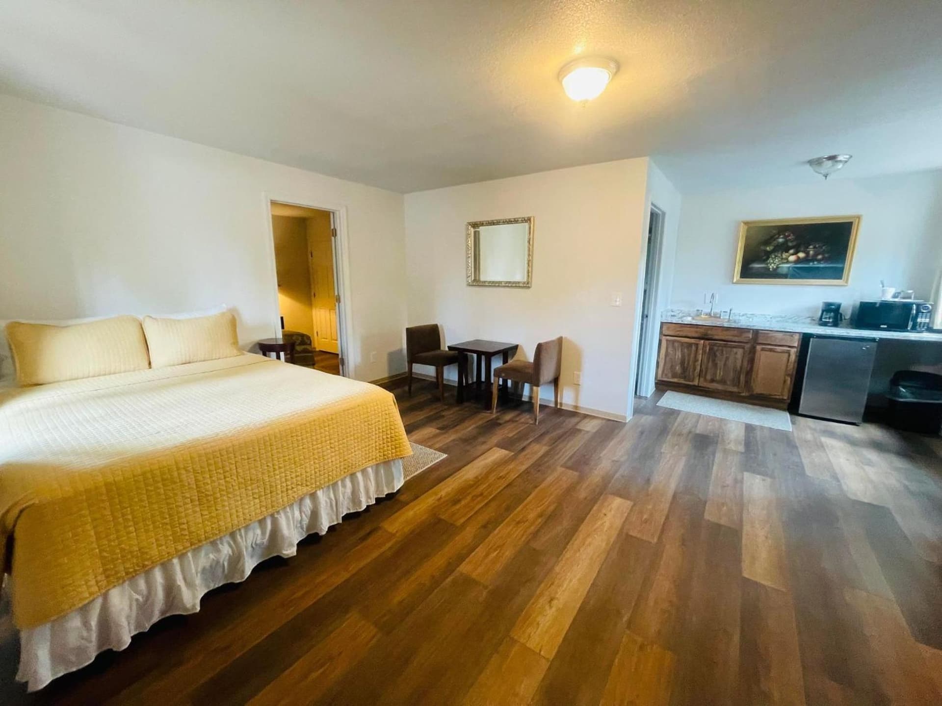 Riverfront Lodging interior in Shady Cove, OR — gallery photo 2