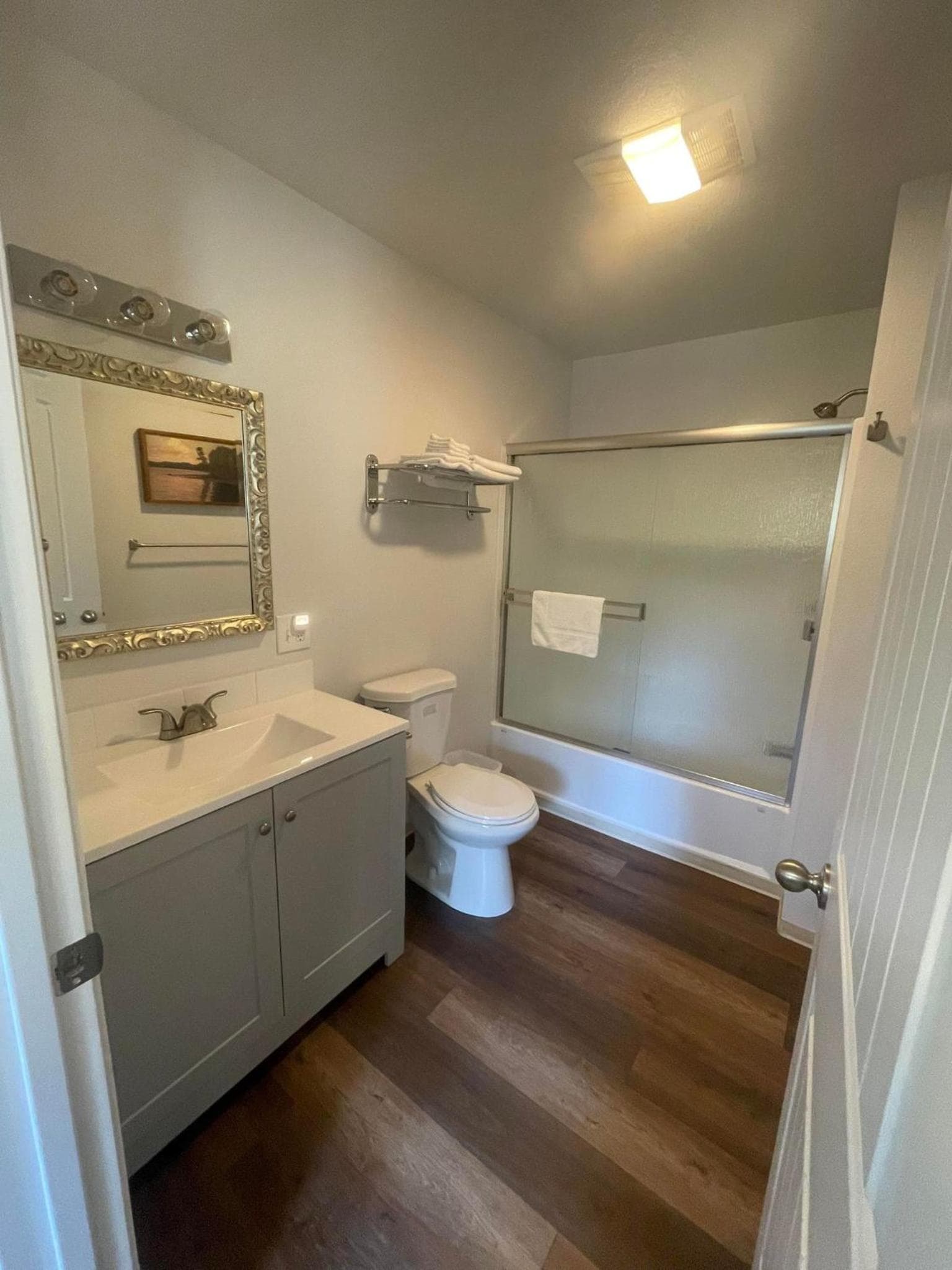 Riverfront Lodging property views in Shady Cove, OR — gallery photo 3