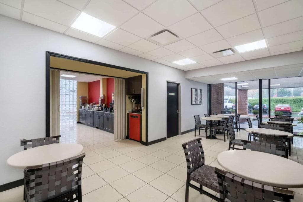 Super 8 by Wyndham Raleigh North East gallery photo in Raleigh, NC — image 9