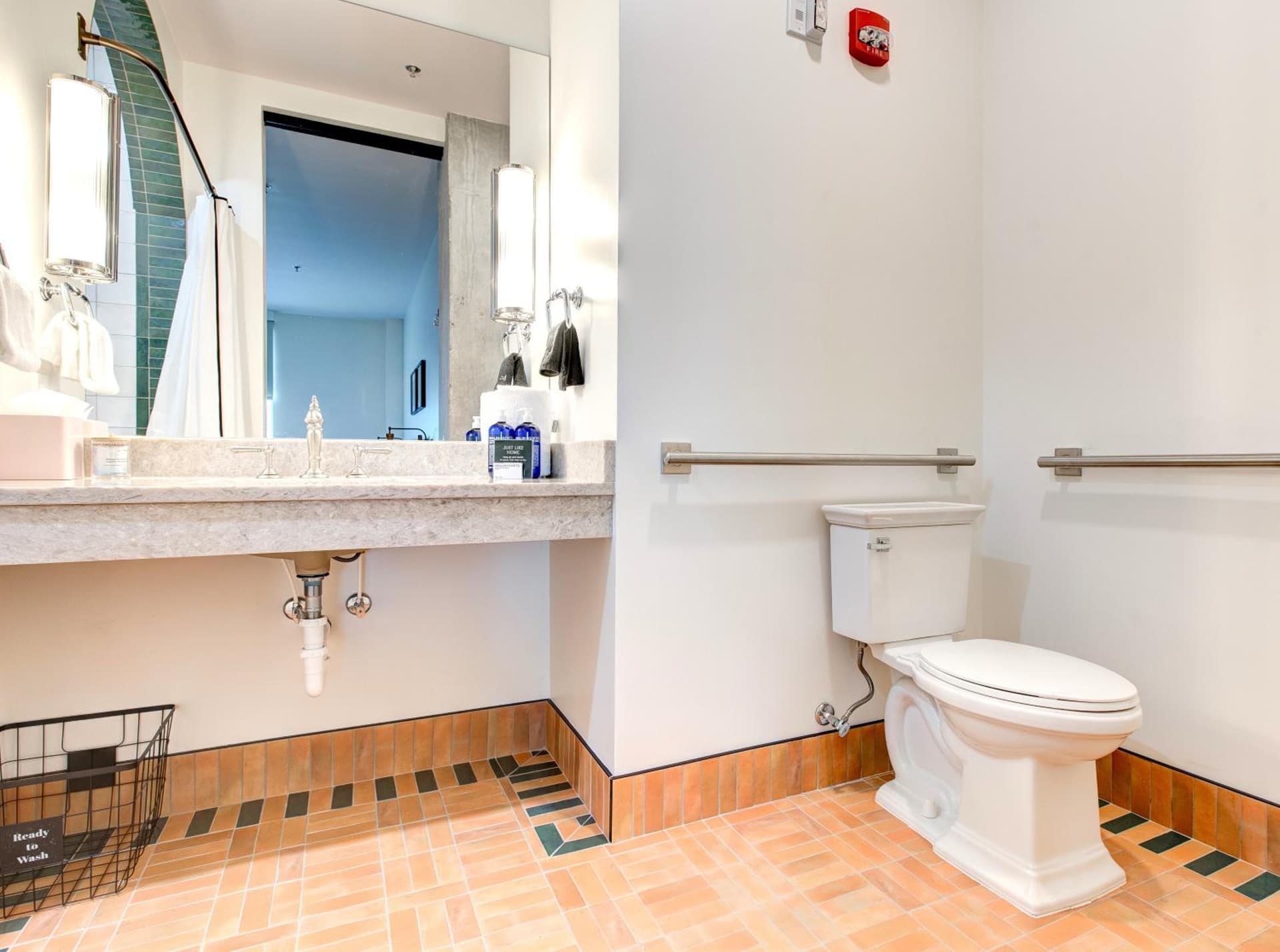 Elwood Hotel & Suites property views in Lexington, KY — gallery photo 3