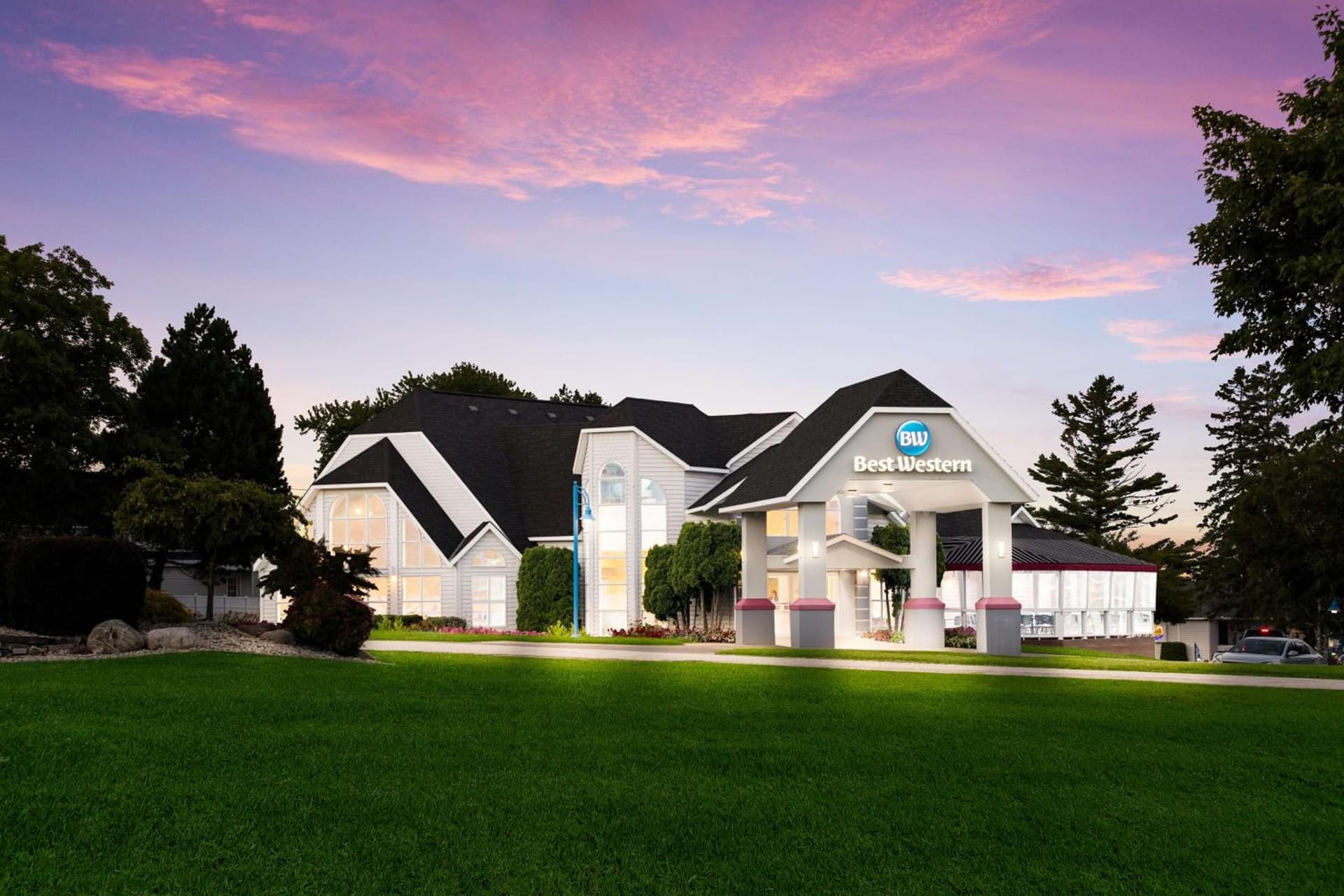 Best Western Harbour Pointe Lakefront property views in Saint Ignace, MI — gallery photo 3