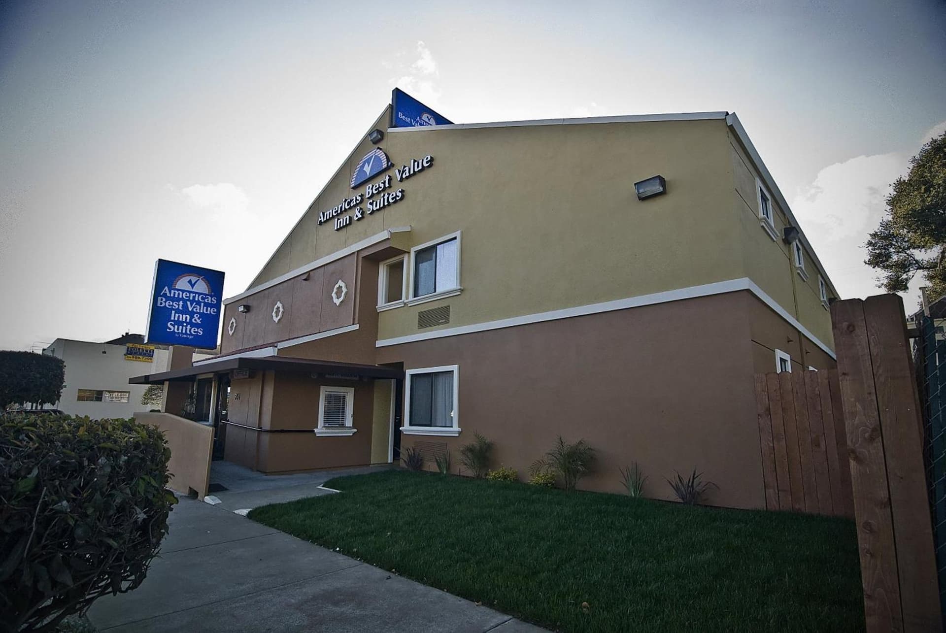 Inn by the sfo property views in South San Francisco, CA — gallery photo 3