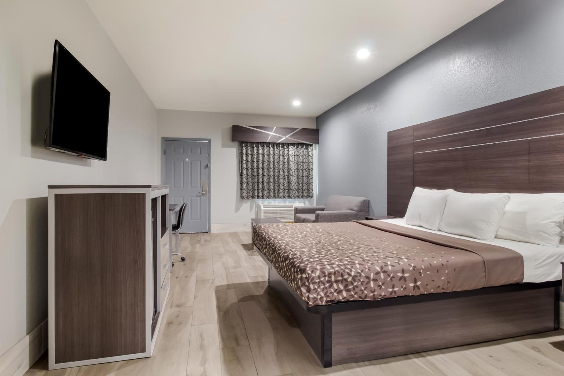 Americas Best Value Platinum Inn & Suites property views in Houston, TX — gallery photo 3