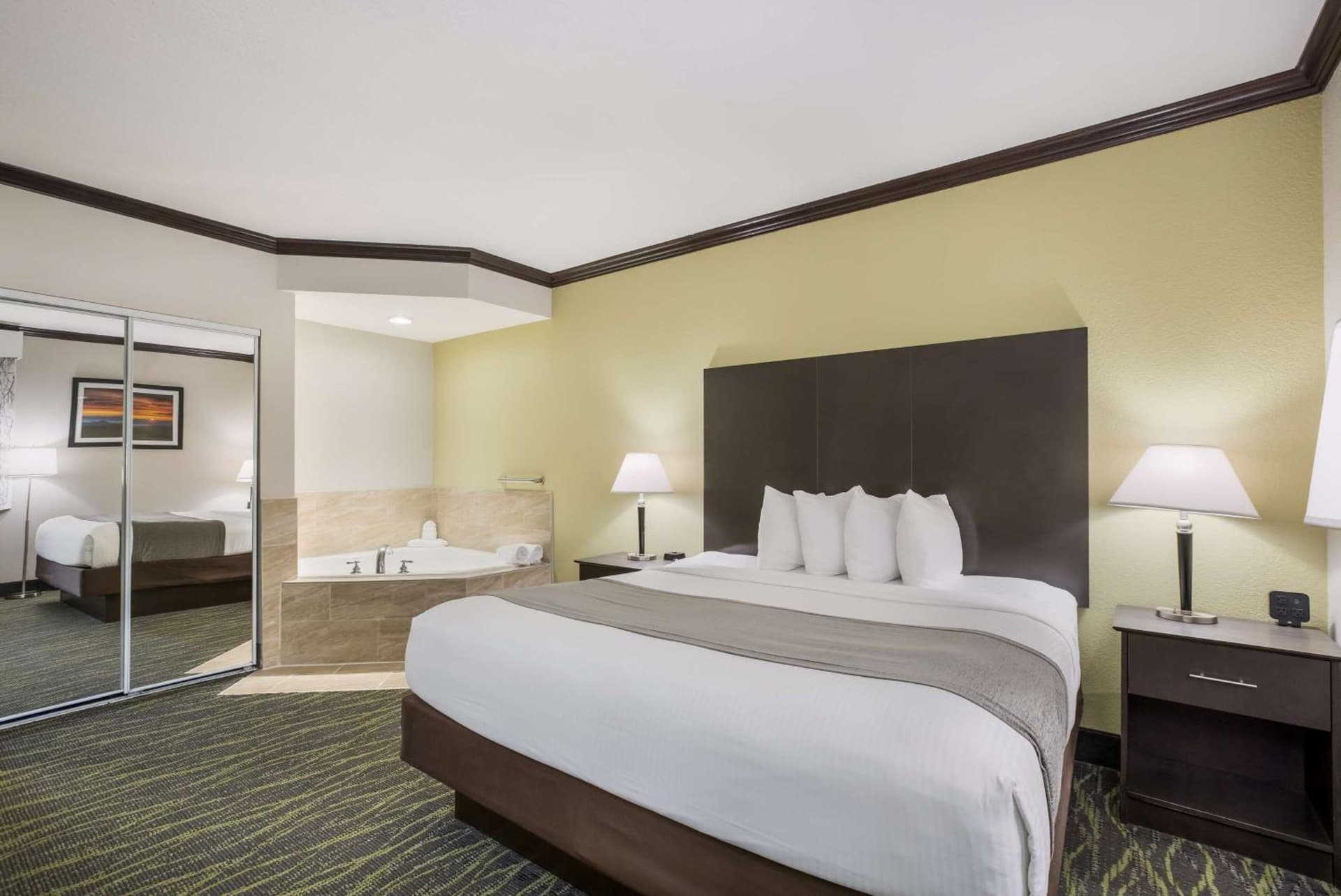 Best Western Asheville-Blue Ridge Parkway gallery photo in Asheville, NC — image 5