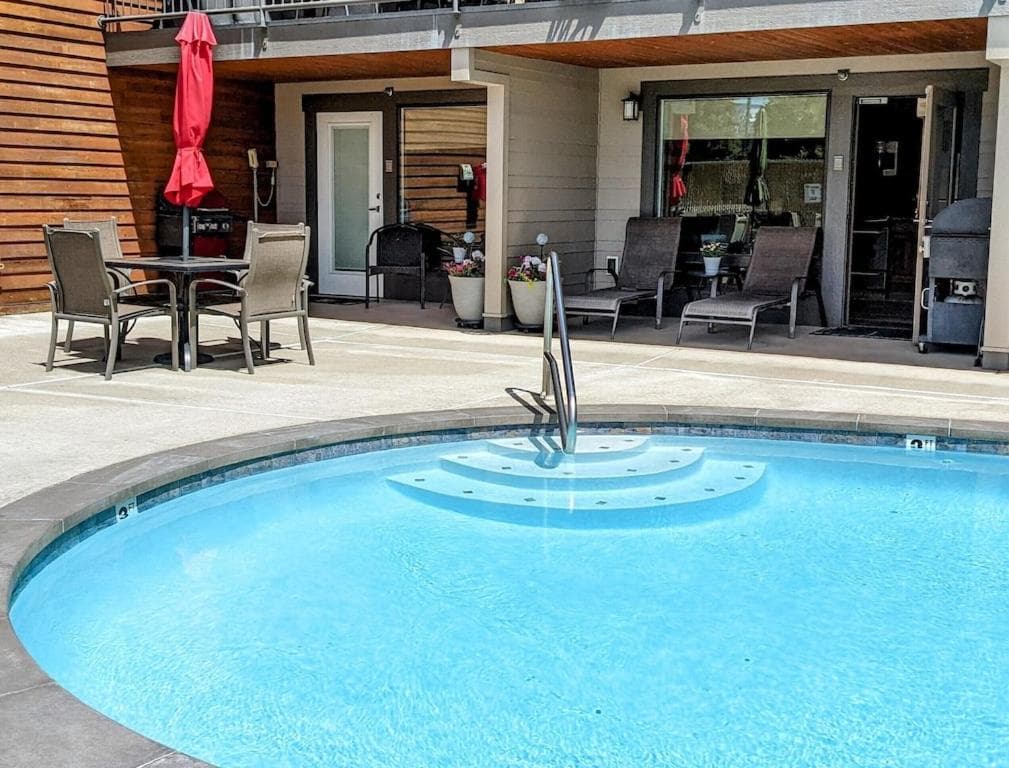Driftin Cabanas interior in Chelan, WA — gallery photo 2