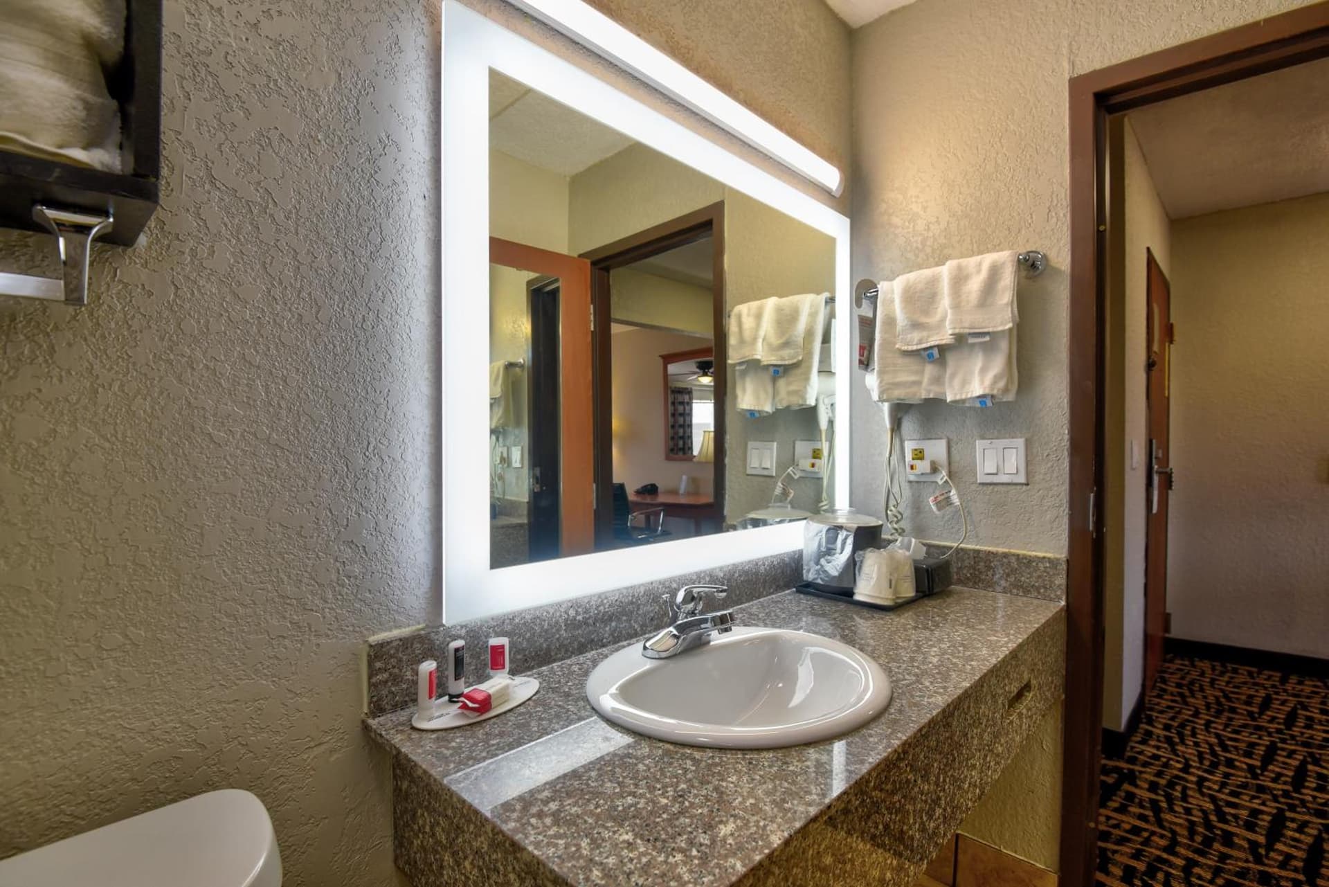 Ramada by Wyndham Oklahoma City Airport North gallery photo in Oklahoma City, OK — image 59