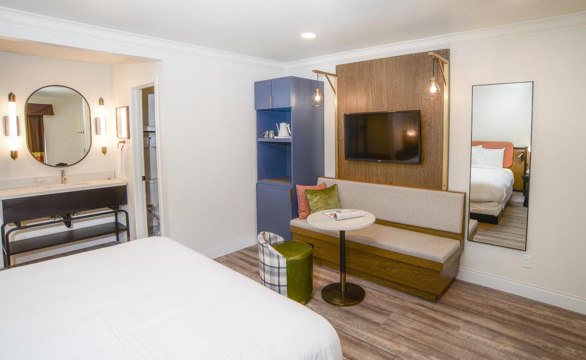 The Woodrose- NEWLY RENOVATED interior in Willits, CA — gallery photo 2