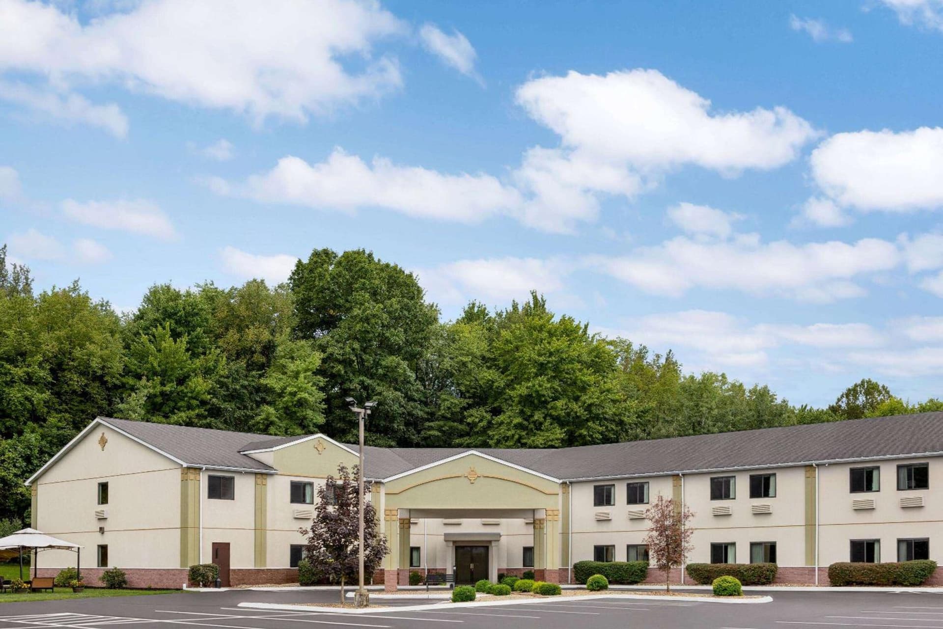Super 8 by Wyndham Grove City interior in Grove City, PA — gallery photo 2