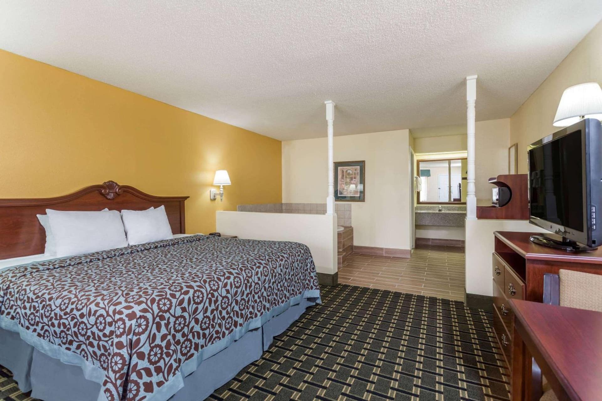 Days Inn & Suites by Wyndham Warner Robins Near Robins AFB gallery photo in Warner Robins, GA — image 11