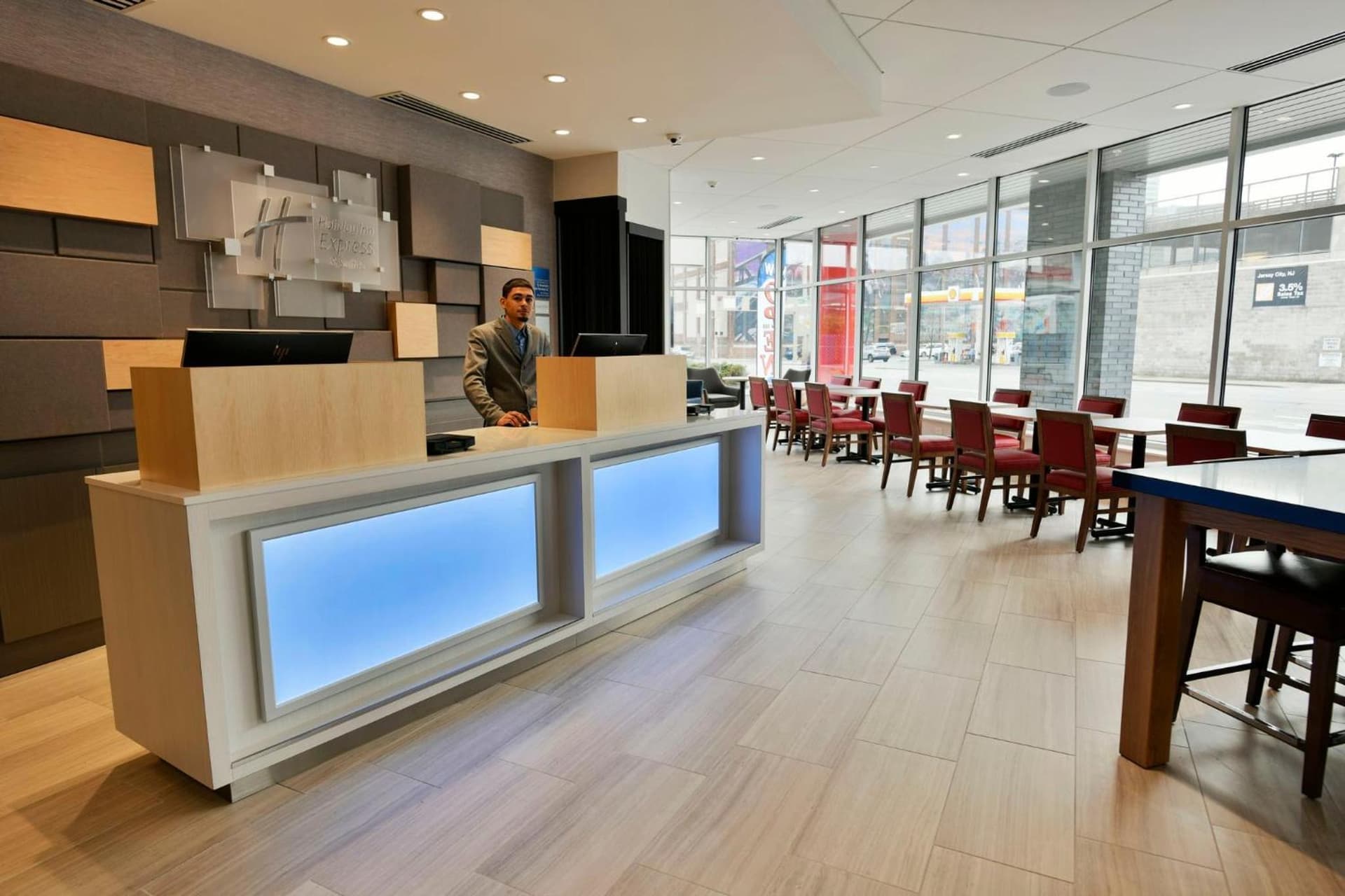 Holiday Inn Express & Suites Jersey City - Holland Tunnel by IHG gallery photo in Jersey City, NJ — image 12