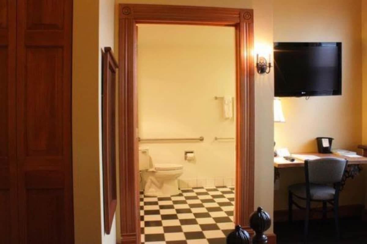 Nuks Executive Suites gallery photo in De Pere, WI — image 63