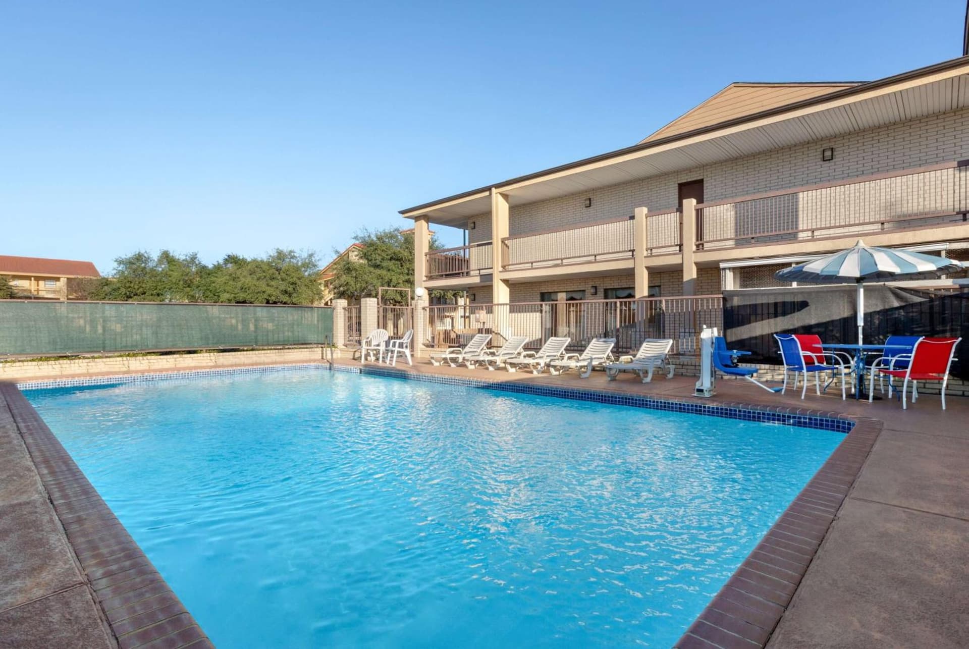 Ramada by Wyndham San Antonio Near SeaWorld - Lackland AFB gallery photo in San Antonio, TX — image 17