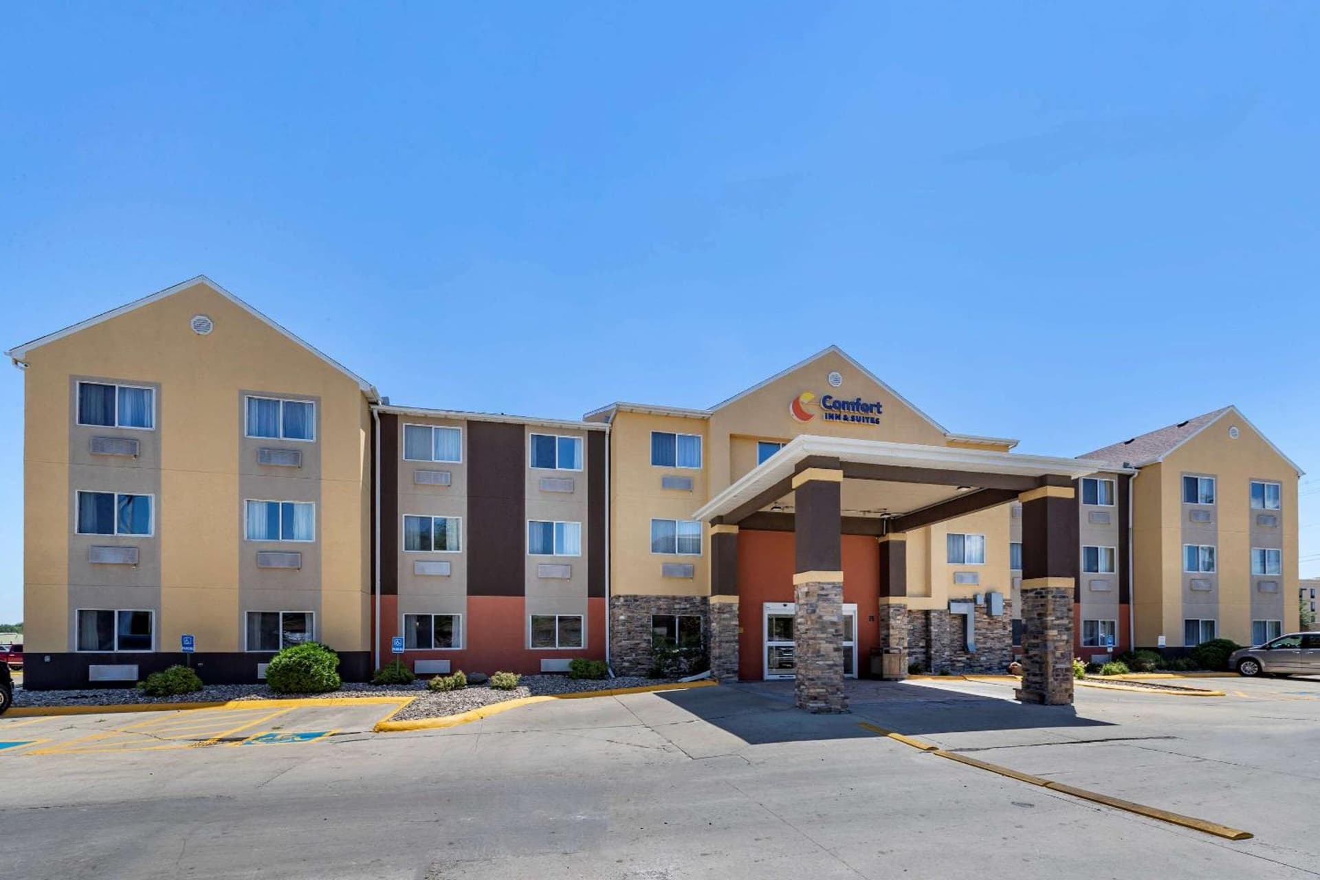 Comfort Inn & Suites Waterloo - Cedar Falls interior in Waterloo, IA — gallery photo 2