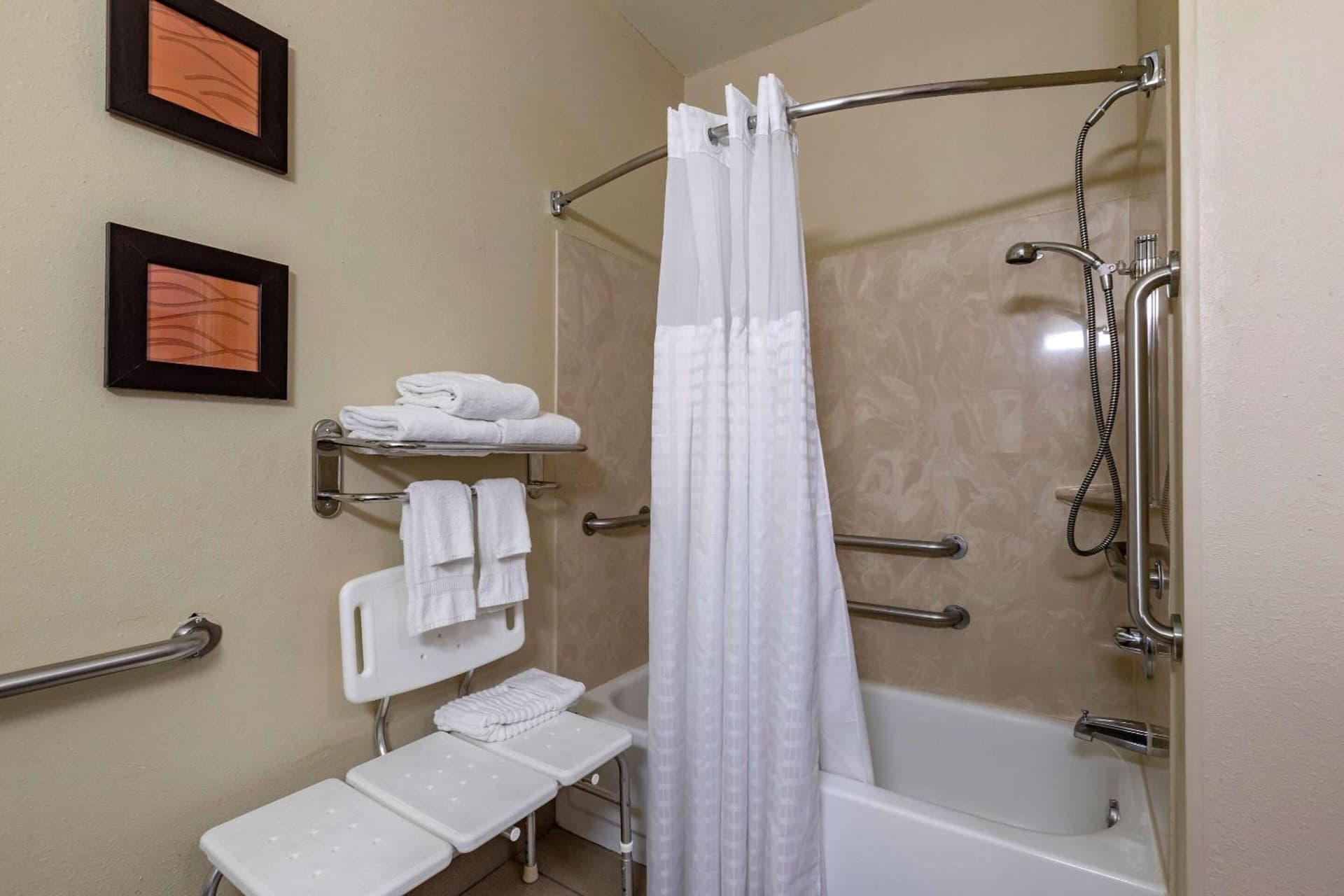 Comfort Inn & Suites Waterloo - Cedar Falls gallery photo in Waterloo, IA — image 16