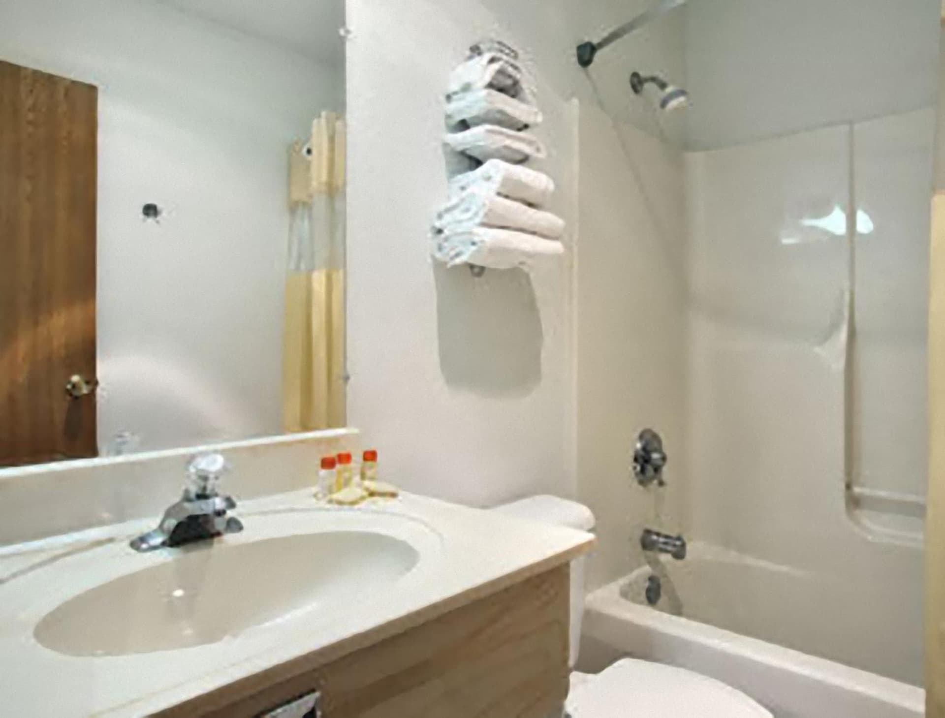 Travelodge by Wyndham Waukegan Gurnee interior in Waukegan, IL — gallery photo 2