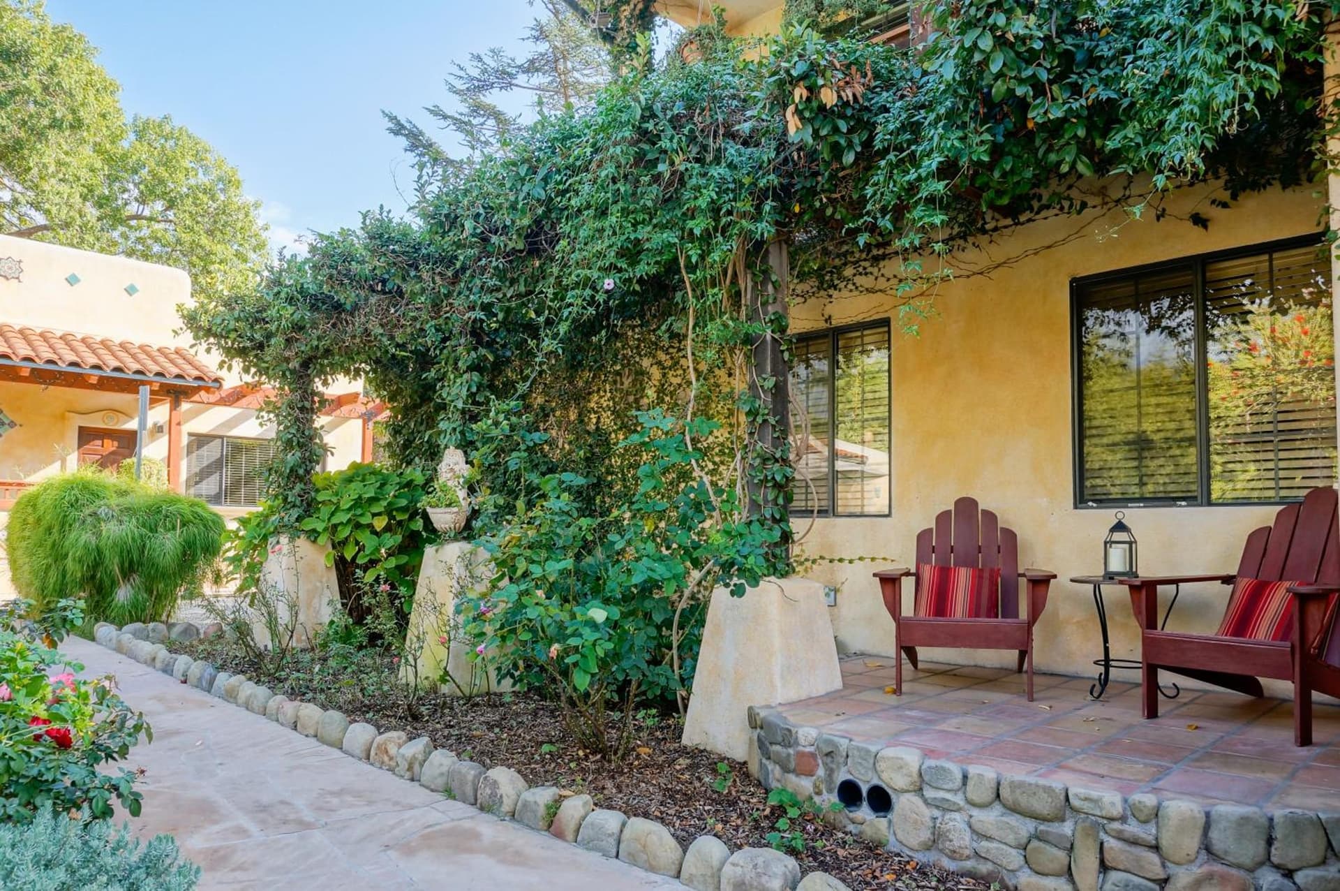 Blue Iguana Inn property views in Ojai, CA — gallery photo 3