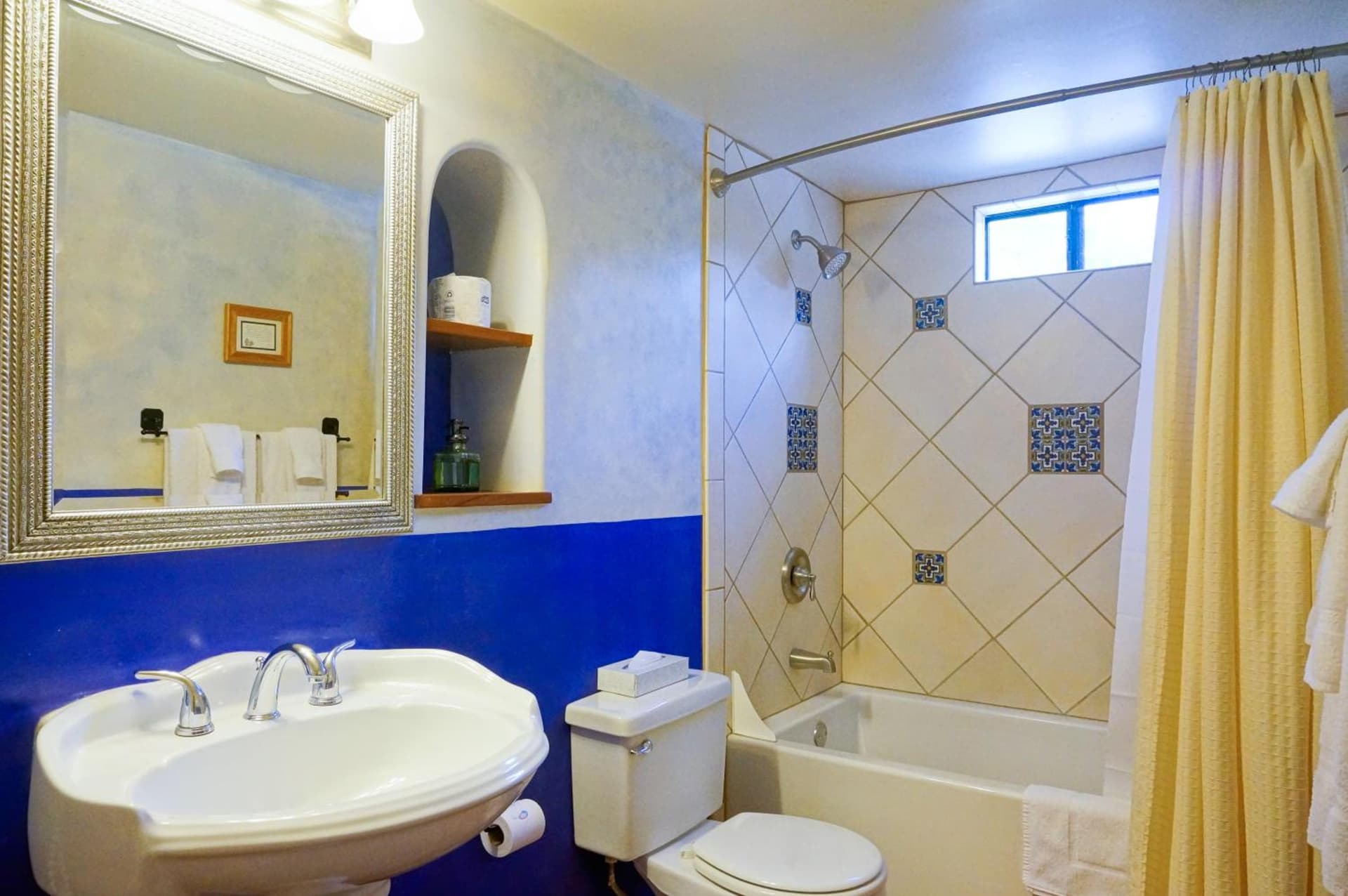 Blue Iguana Inn interior in Ojai, CA — gallery photo 2