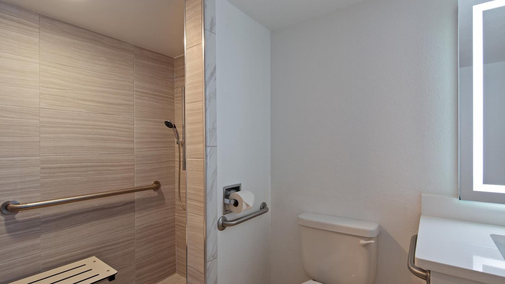Clarion Pointe Jacksonville near Camp Lejeune gallery photo in Jacksonville, NC — image 23