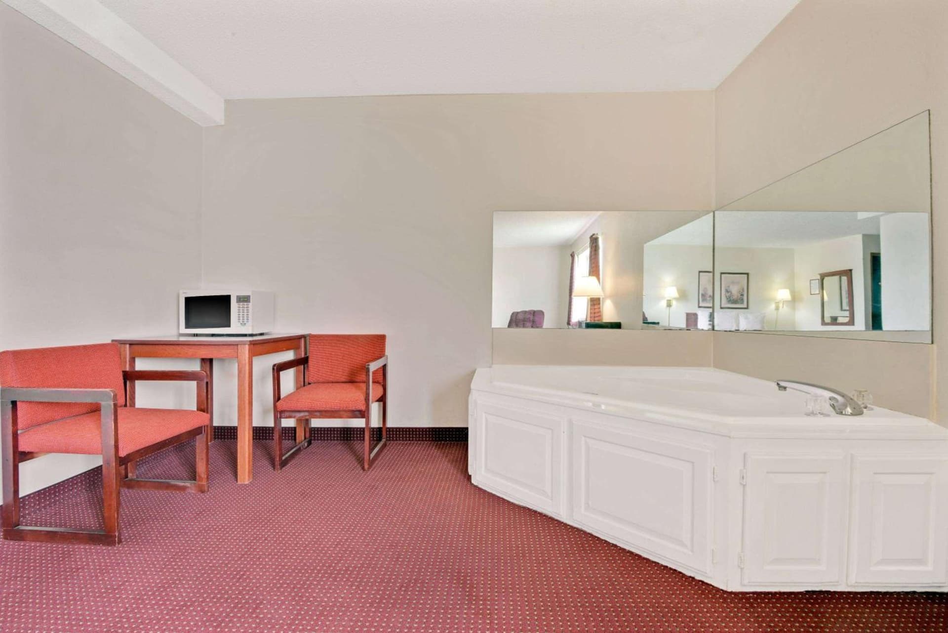 Super 8 by Wyndham Riverside/Kansas City property views in Kansas City, MO — gallery photo 3