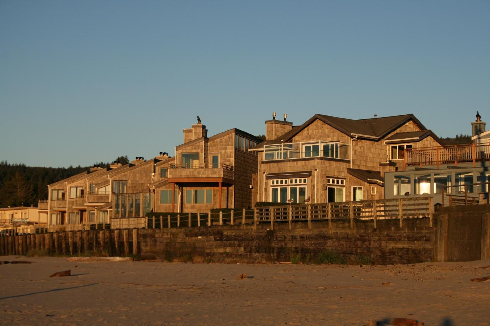 The Waves interior in Cannon Beach, OR — gallery photo 2