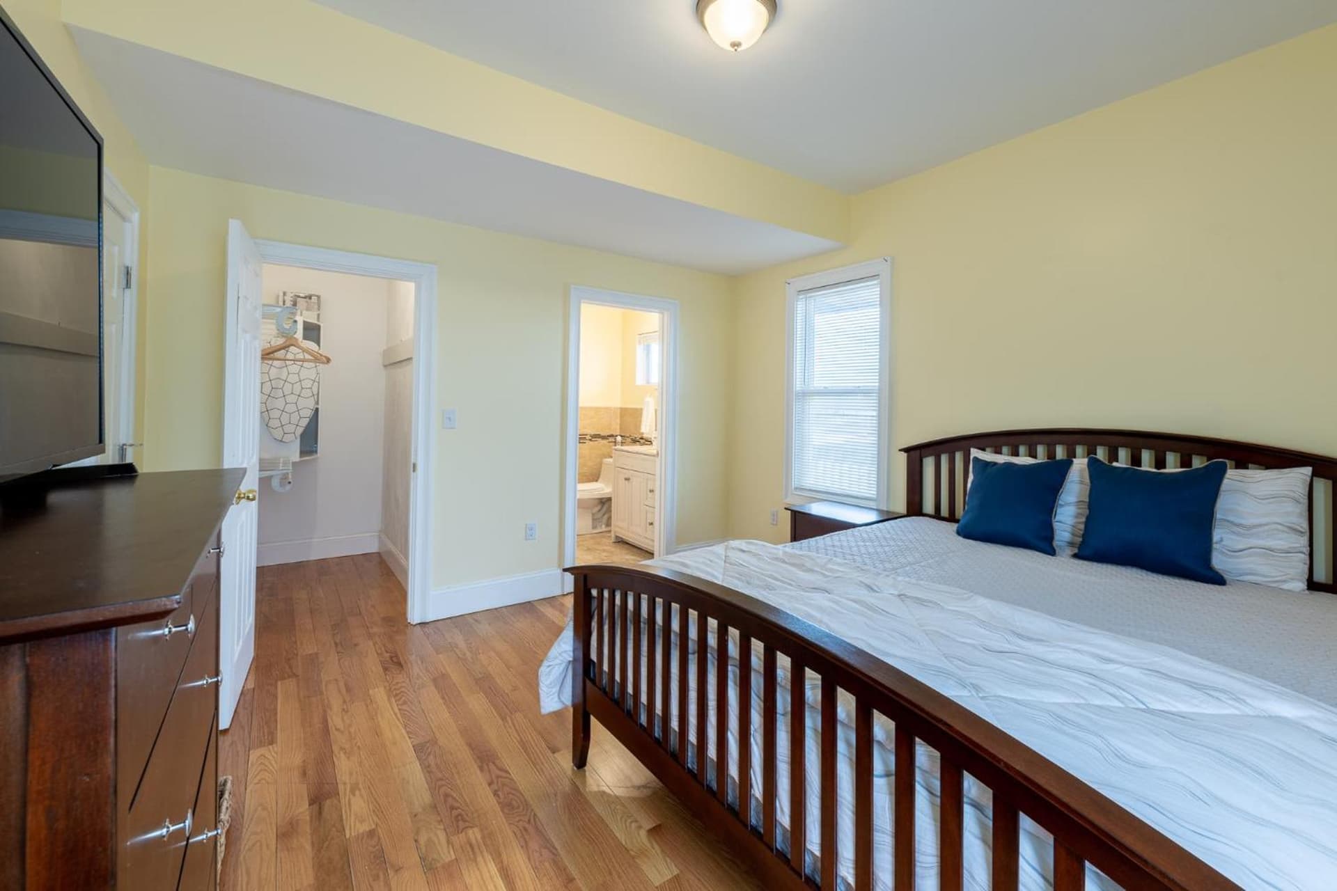 4BR Dorchester Home - Near Marina Bay & Parks - Sun-Filled Summer Getaway 90-3 interior in Boston, MA — gallery photo 2