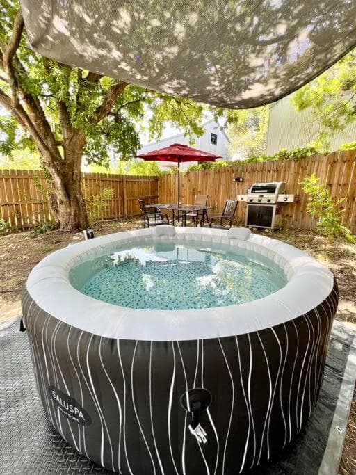 LUX 3BR 3BA Home W Private Hot tub, 3k Arcade Games & private garage- 5mins to the Airport interior in San Antonio, TX — gallery photo 2