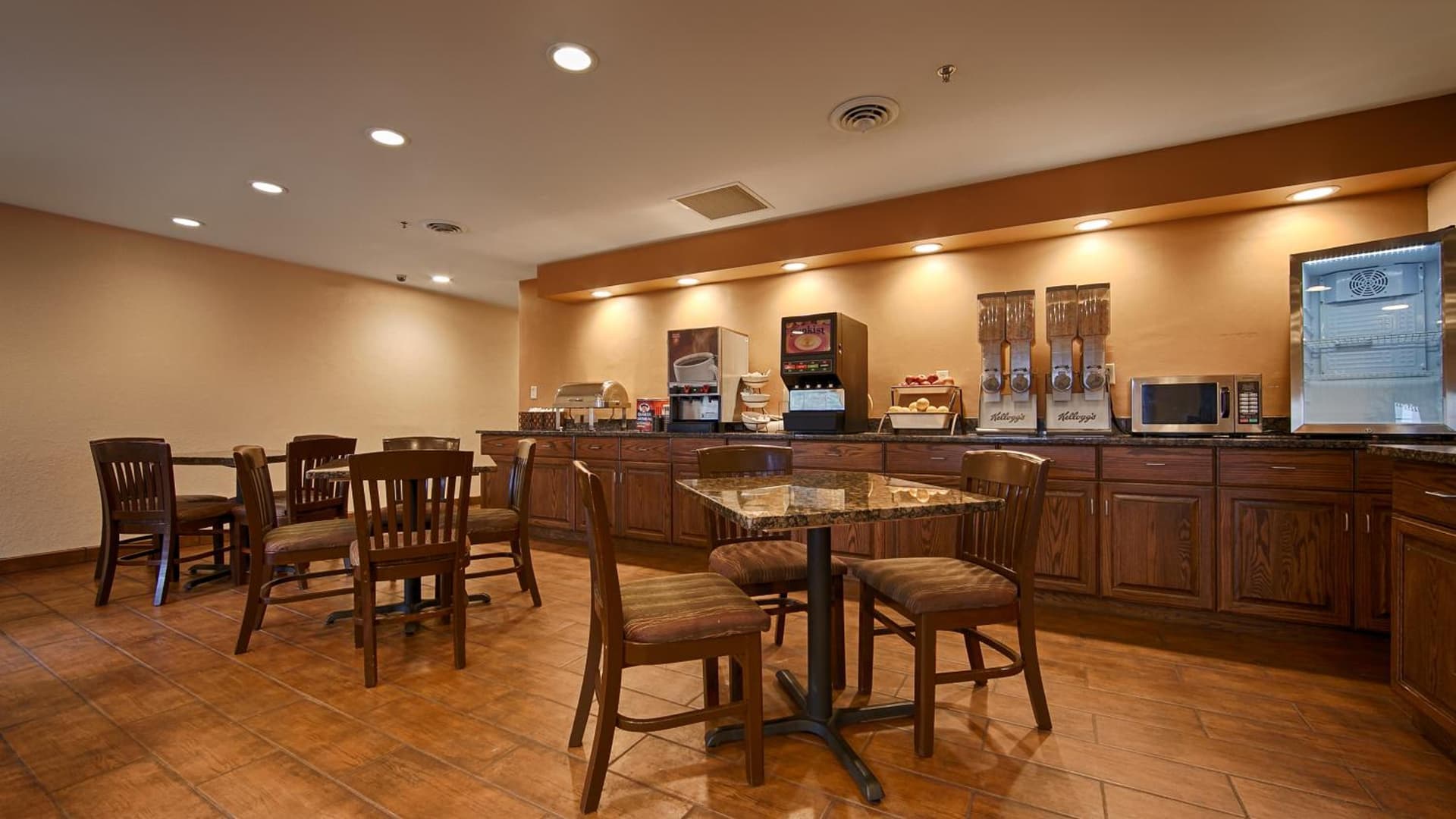 Best Western Fort Wayne Inn & Suites North interior in Fort Wayne, IN — gallery photo 2