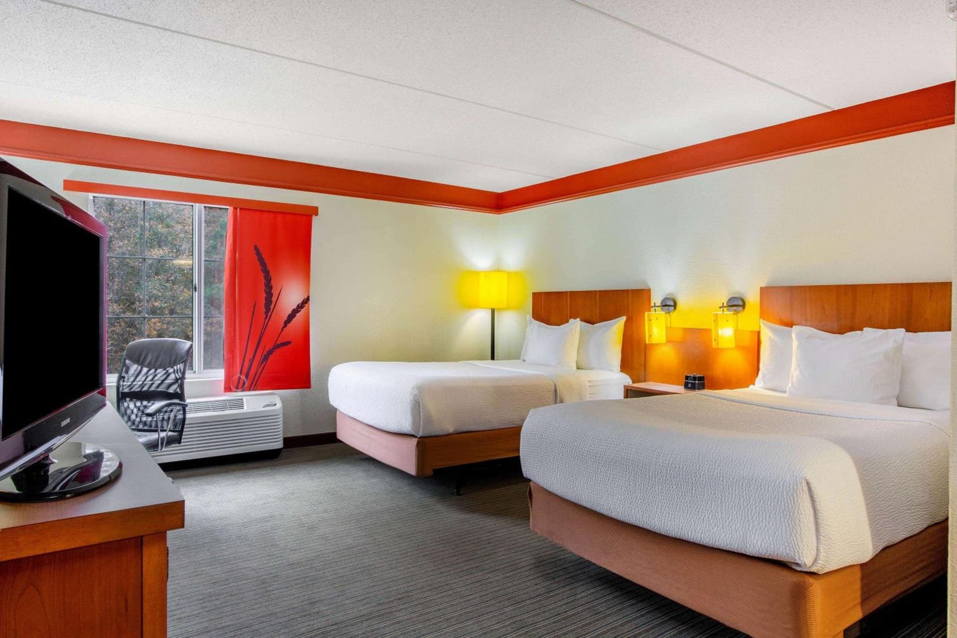 La Quinta by Wyndham Raleigh Crabtree interior in Raleigh, NC — gallery photo 2