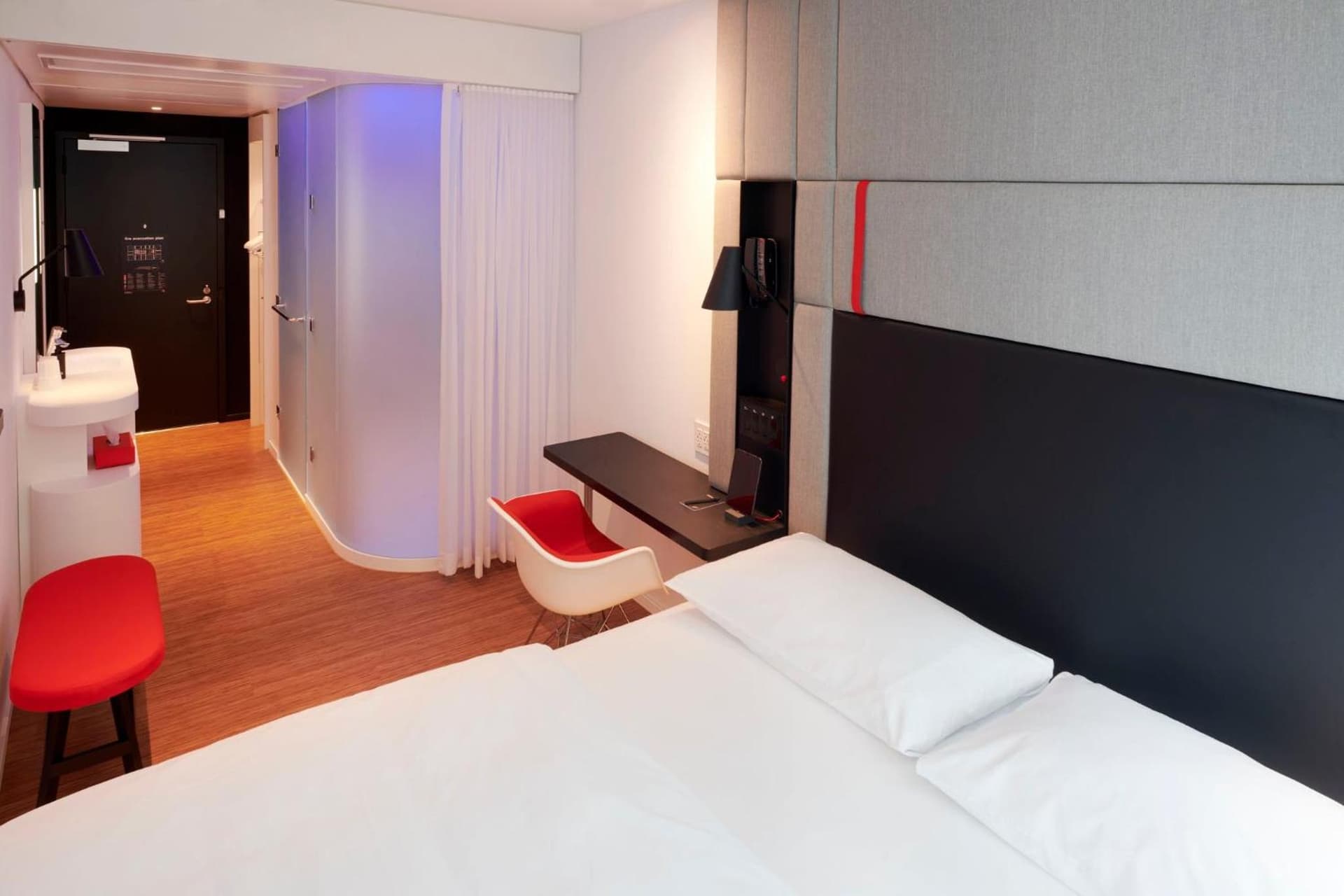 citizenM Chicago Downtown interior in Chicago, IL — gallery photo 2